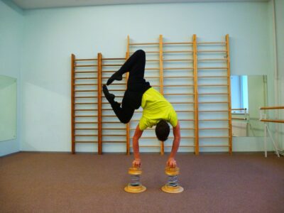 Школа растяжки на полотнах Нефрит