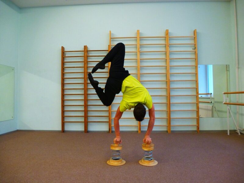 Школа растяжки на полотнах Нефрит